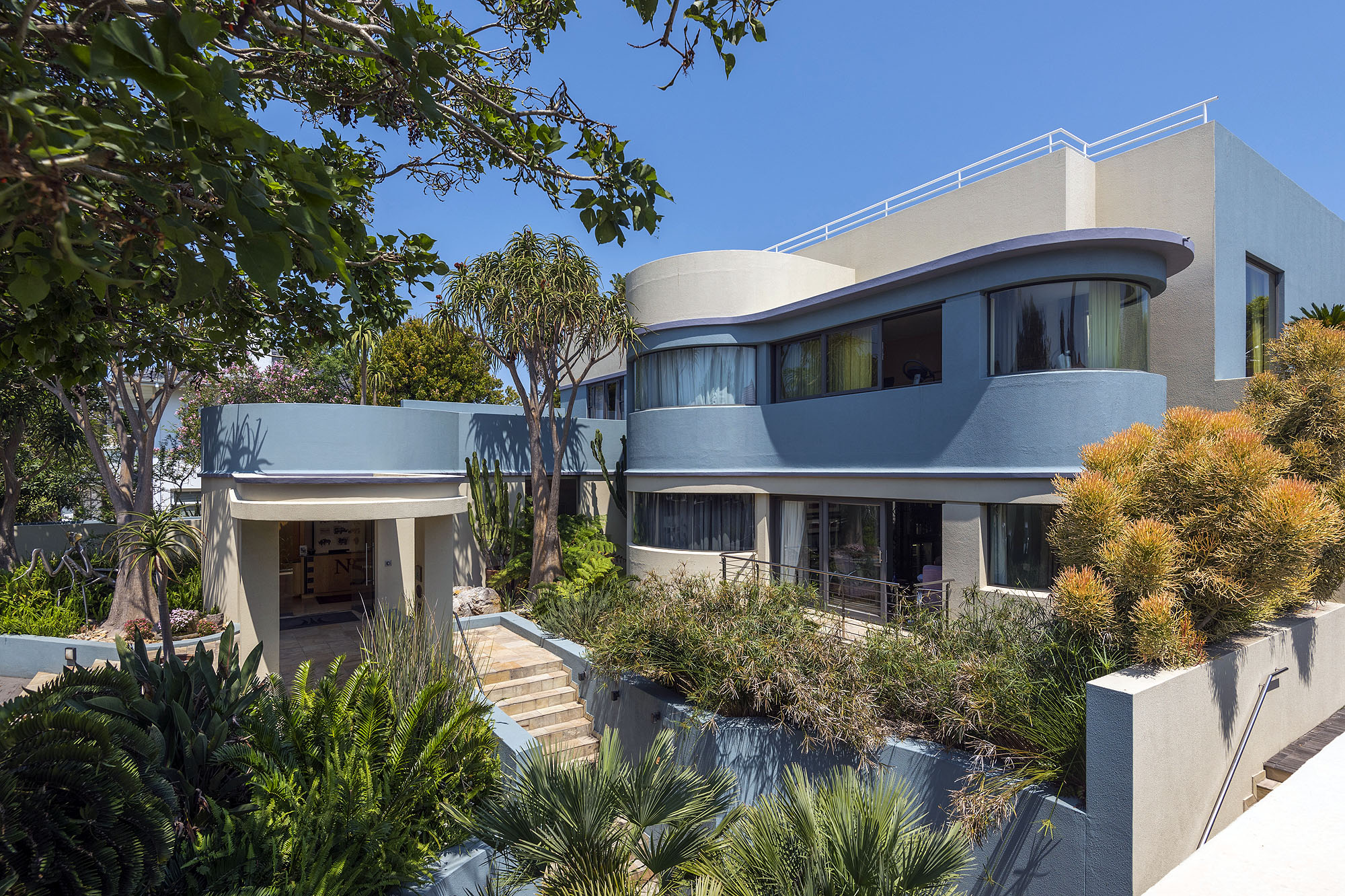 Mantis No. 5 Boutique Art Hotel