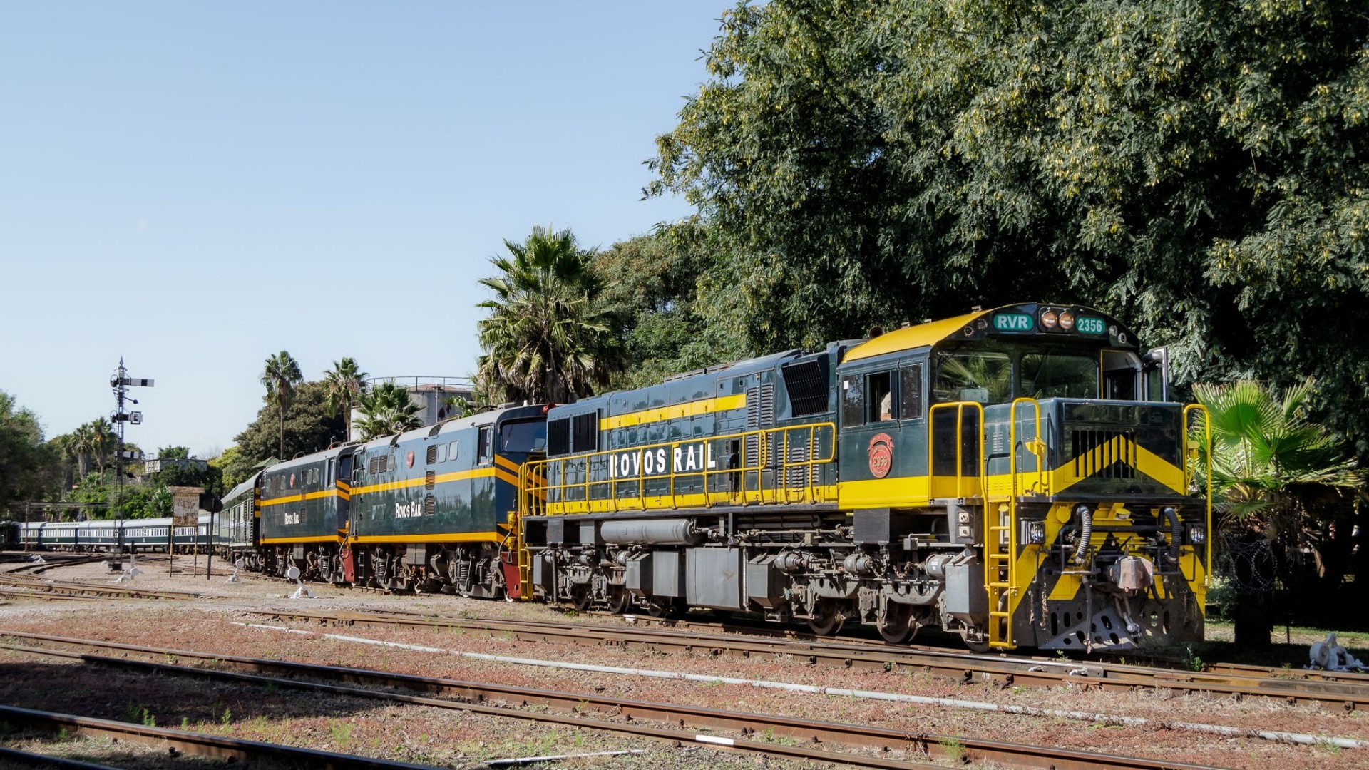 Lokomotiven des Rovos Rail auf den Gleisen in Südafrika, bereit für eine luxuriöse Zugreise durch Afrika.