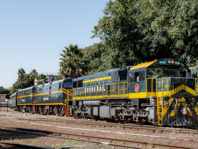 Lokomotiven des Rovos Rail auf den Gleisen in Südafrika, bereit für eine luxuriöse Zugreise durch Afrika.