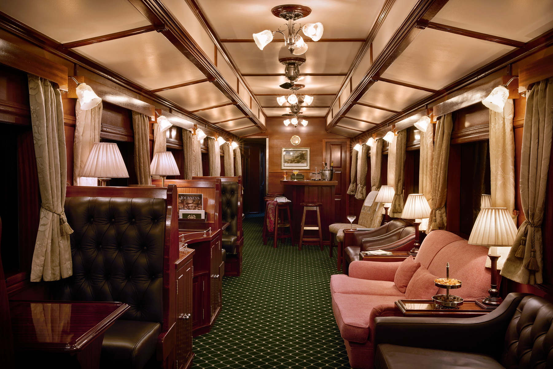 Luxuriöser Observation Car des Rovos Rail mit Ledersesseln, Lounge-Bereich und klassischem Ambiente.