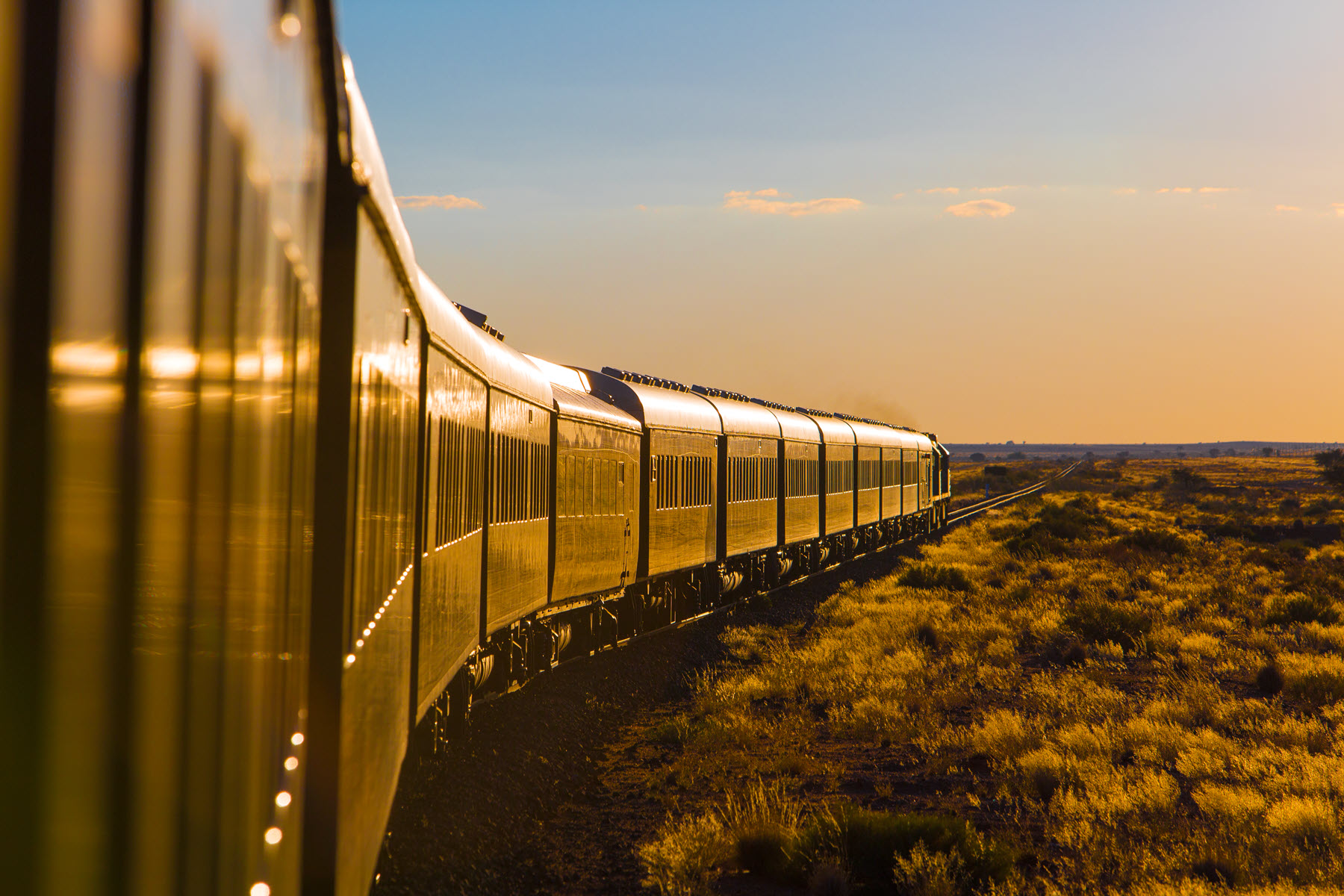 Rovos Rail auf seiner Reise durch die weiten Landschaften Südafrikas im warmen Licht der Abendsonne.
