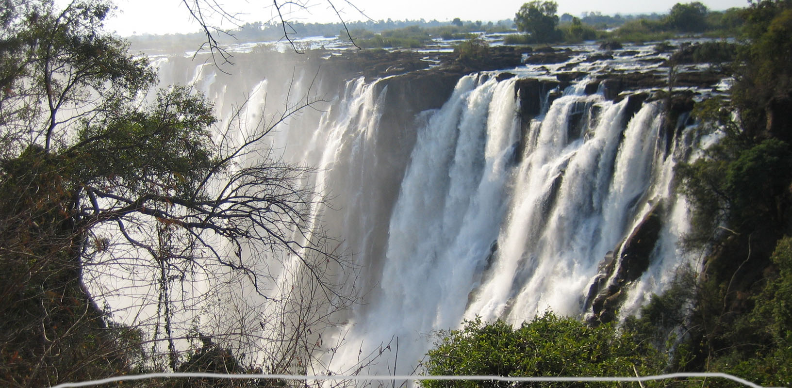 Die mächtigen Victoriafälle am Sambesi mit gewaltigen Wassermassen, die in eine tiefe Schlucht stürzen. Eines der spektakulärsten Naturwunder Afrikas und ein Höhepunkt vieler Botswana-Reisen im südlichen Afrika.