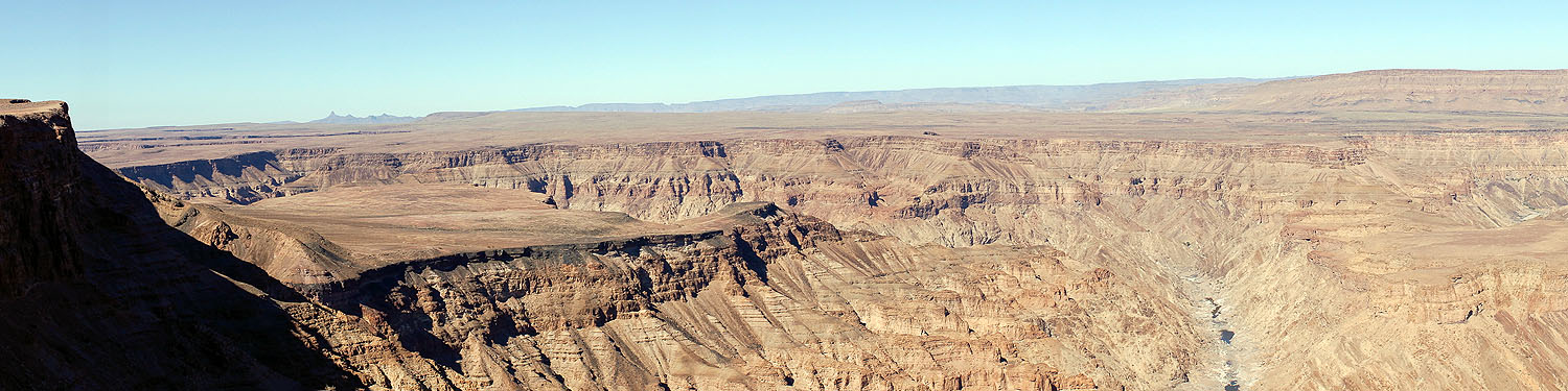 Weitläufiger Blick über den Fish River Canyon in Namibia mit tief eingeschnittenen Felsformationen und karger Wüstenlandschaft.