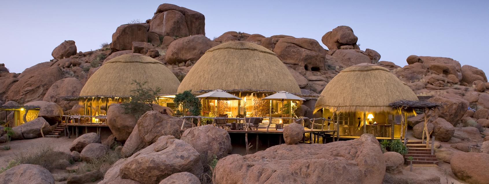 Exklusive Luxus-Lodge mit strohgedeckten Chalets inmitten der beeindruckenden Granitfelsen der Spitzkoppe in Namibia.