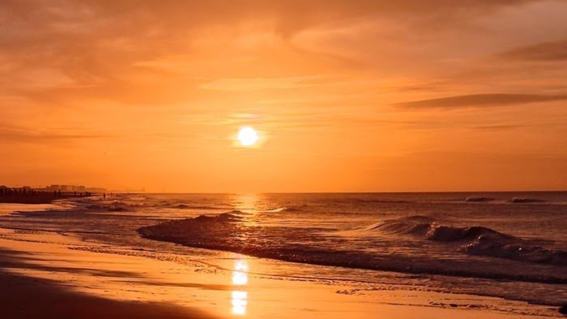 Sonnenuntergang über dem Indischen Ozean an den Stränden von Nungwi und Kendwa auf Sansibar mit goldenem Sand und sanften Wellen.