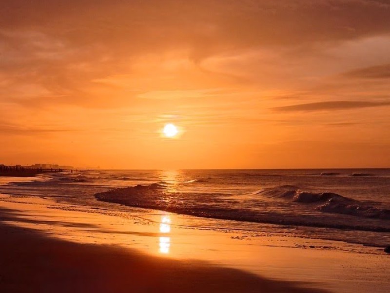 Sonnenuntergang über dem Indischen Ozean an den Stränden von Nungwi und Kendwa auf Sansibar mit goldenem Sand und sanften Wellen.