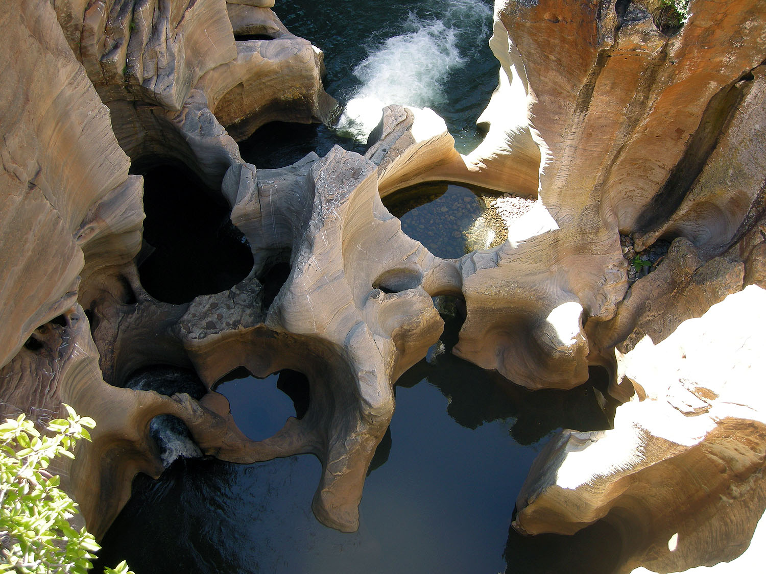 Von Wasser geformte Felsbecken und Strudellöcher bei den Bourke’s Luck Potholes im Blyde River Canyon in Südafrika.