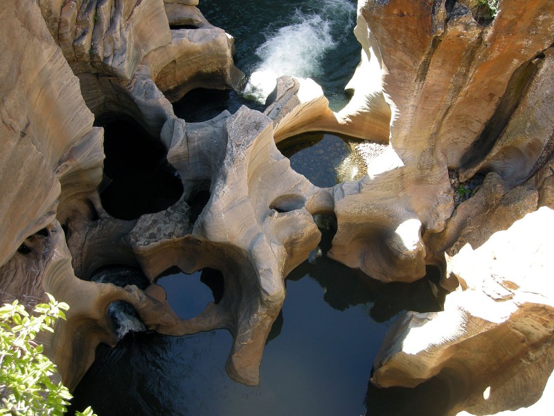 Von Wasser geformte Felsbecken und Strudellöcher bei den Bourke’s Luck Potholes im Blyde River Canyon in Südafrika.