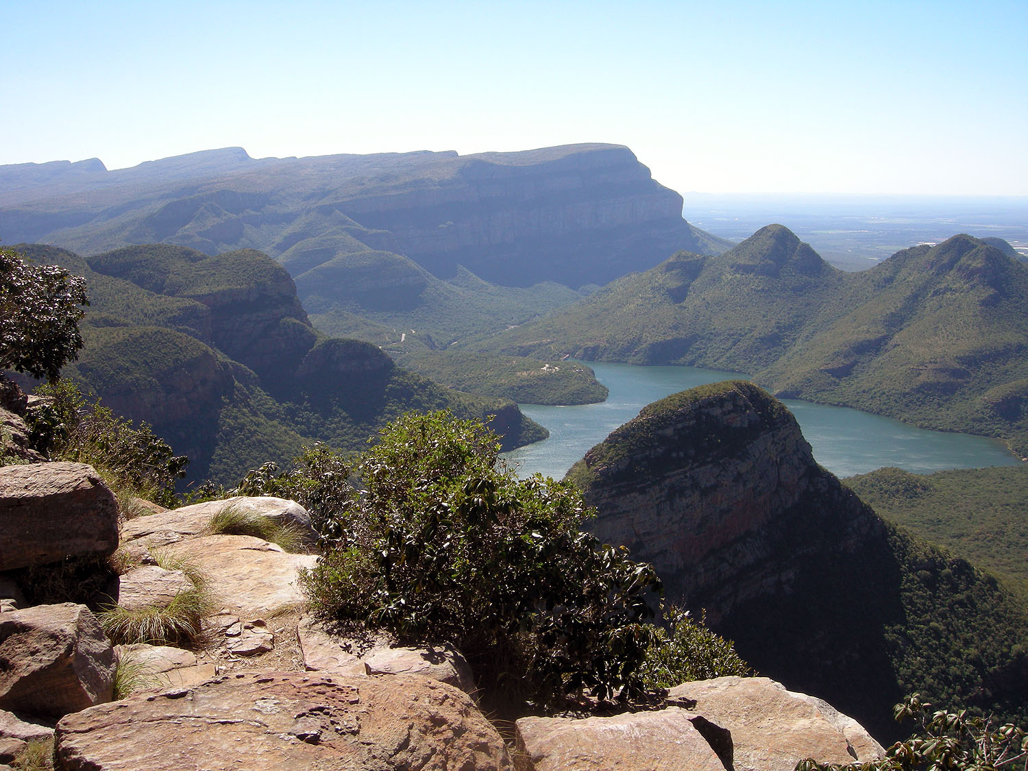 Atemberaubender Ausblick von God’s Window über die Berglandschaft und Schluchten des Blyde River Canyon in Südafrika.