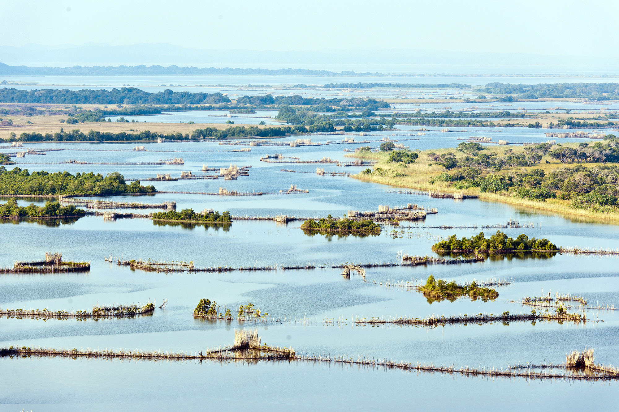 Weitläufige Lagunen, Wasserarme und Feuchtgebiete des iSimangaliso Wetland Parks in Maputaland an der Ostküste Südafrikas.