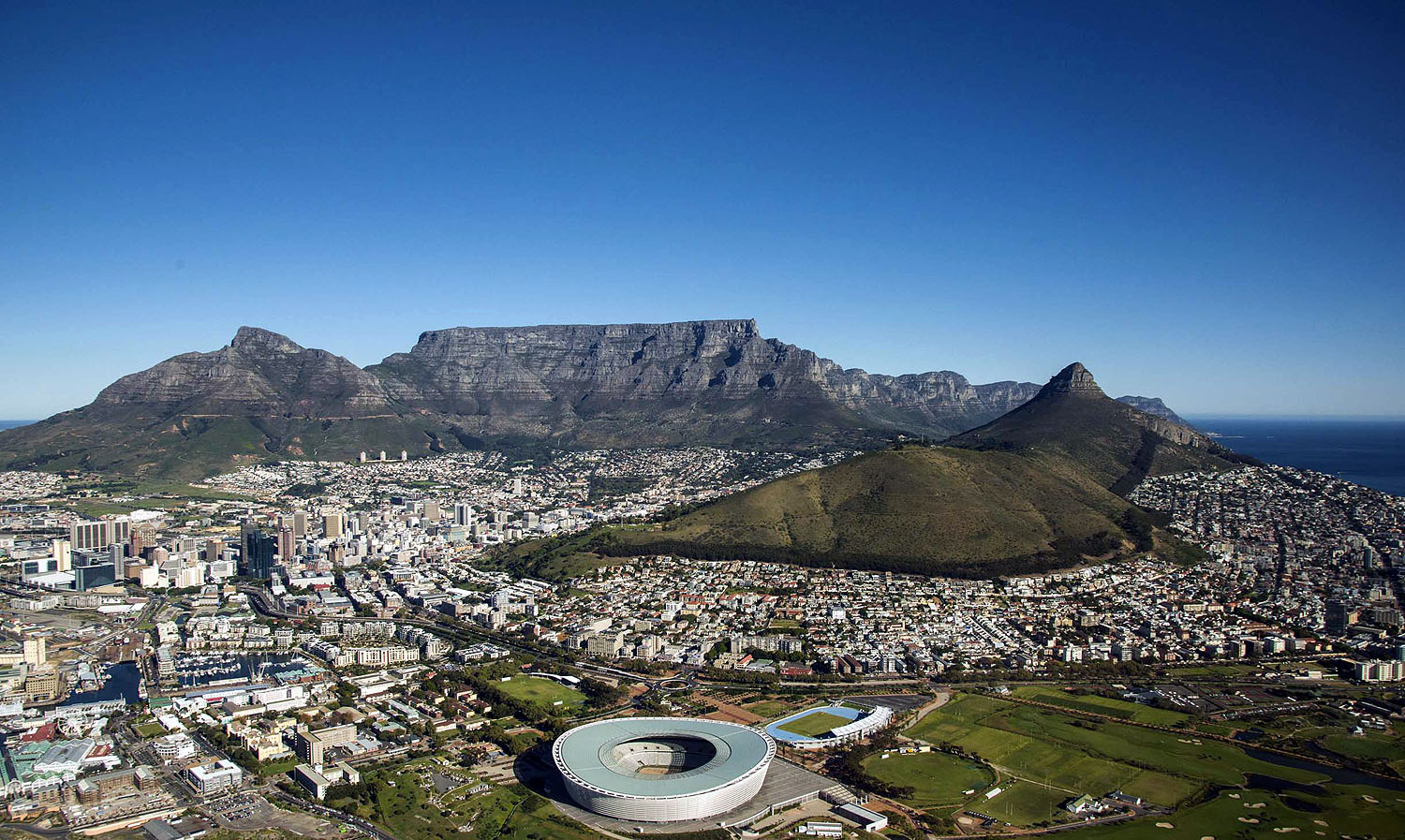 Panoramablick auf Kapstadt mit dem Tafelberg, Lion’s Head und der V&A Waterfront an der Atlantikküste Südafrikas.