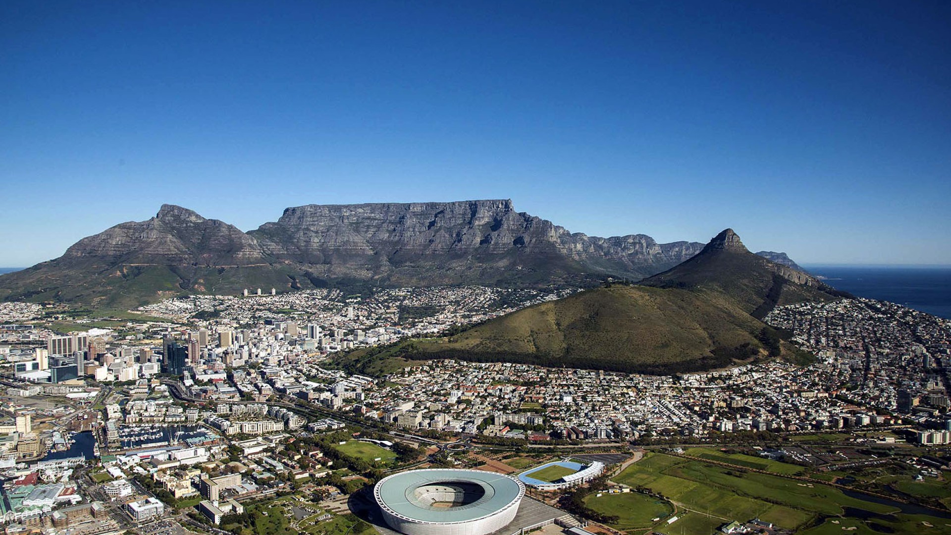 Panoramablick auf Kapstadt mit dem Tafelberg, Lion’s Head und der V&A Waterfront an der Atlantikküste Südafrikas.