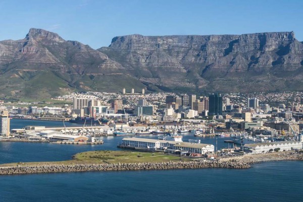 Panorama von Kapstadt mit dem Tafelberg im Hintergrund und der Victoria & Alfred Waterfront am Atlantikhafen.