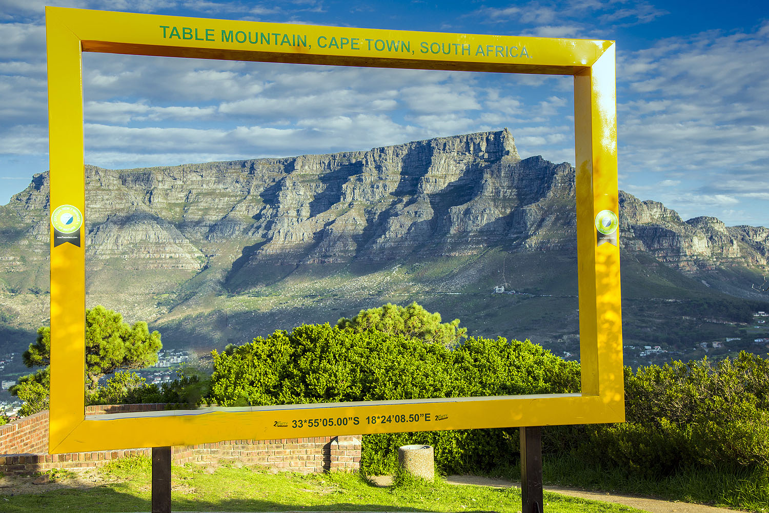 Blick auf den Tafelberg in Kapstadt, eingerahmt von einem Aussichtspunkt mit gelbem Bilderrahmen.